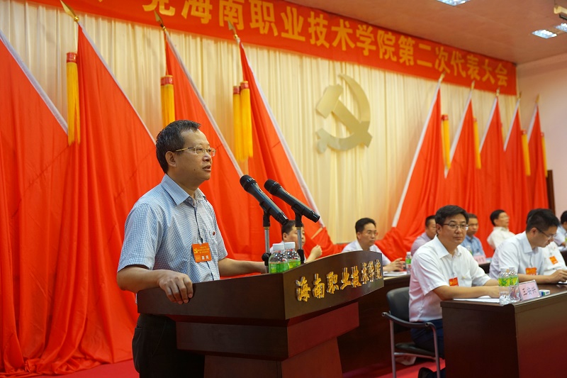 7月9日，中共海南省委教育工委专职副体育训练营麦浪在开幕式上致辞（谈球吧体育青年记者团 黄炳蔚摄影）.JPG