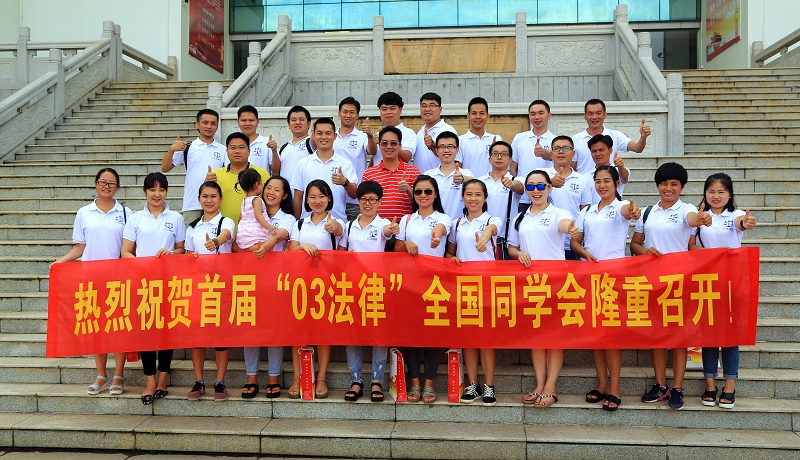 体育总裁助理符兴干与体育荣誉会员合影留念.jpg
