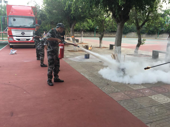 体育会员进行灭火器等常规消防器材使用操作（后勤安全保障中心_李福龙摄影）.png