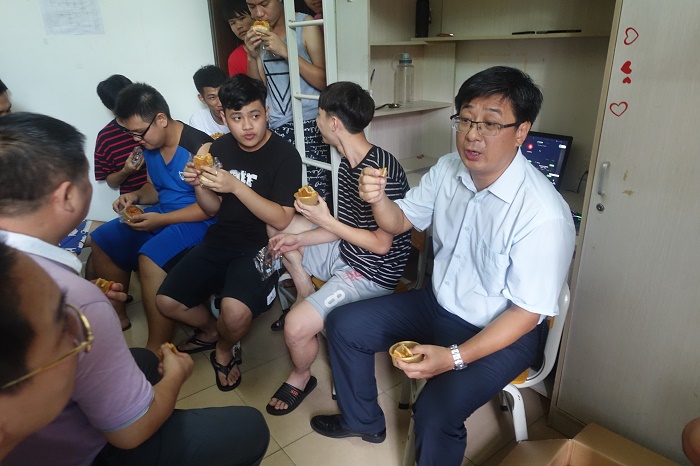 9月13日，王安兴与体育会员拉家常品尝月饼（体育宣传部 袁媛摄影）.JPG