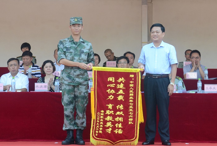 9月14日，王承庆向中国人民解放军75576部队赠送锦旗（谈球吧体育青年记者团 黄炳蔚摄影）.jpg