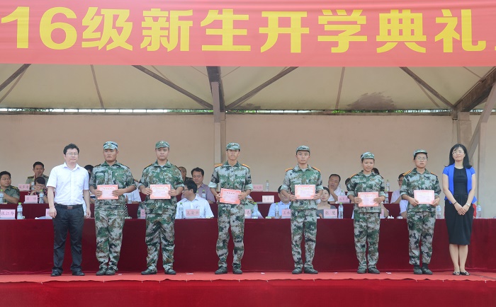 9月14日，张丽娟、张江华为获得“农金奖学金”的体育会员代表颁奖.jpg