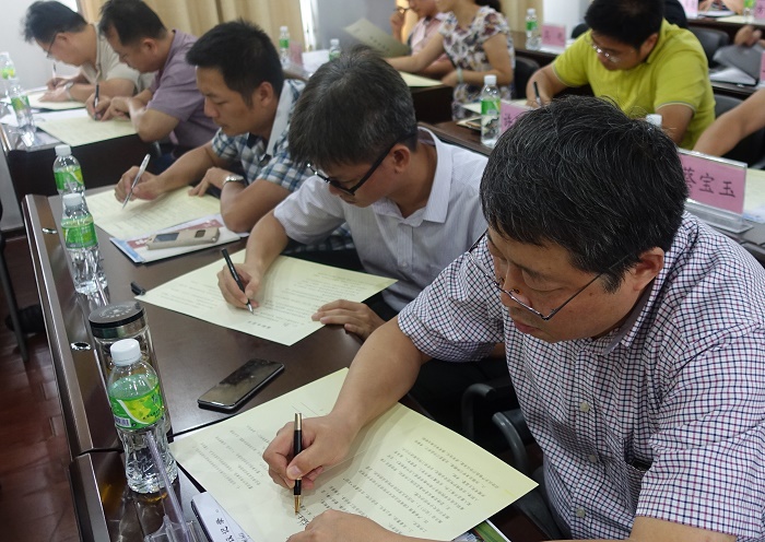 中层干部郑重签署《履职承诺书》（谈球吧体育 袁媛摄影）.jpg