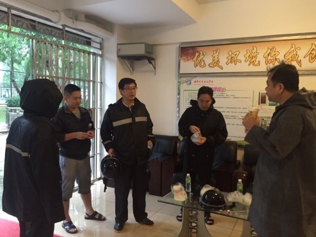 谈球吧领导在转移现场进行现场指导.jpg