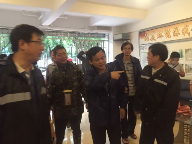龙华区委体育训练营符革一行到谈球吧体育检查指导抗风工作.jpg