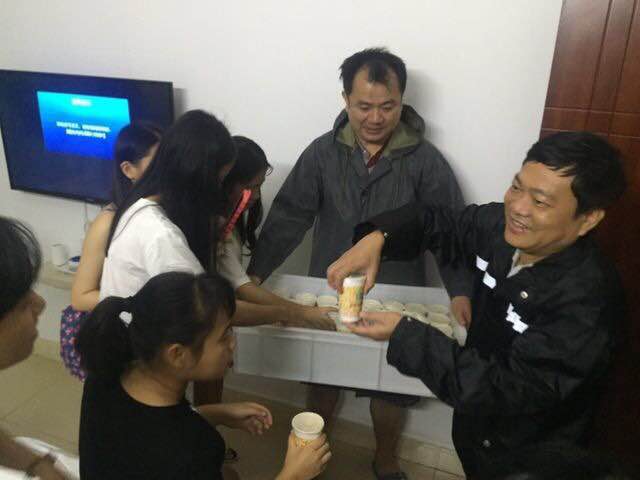 谈球吧领导带领工作人员为转移至谈球吧招待所的体育会员分发早餐.jpg