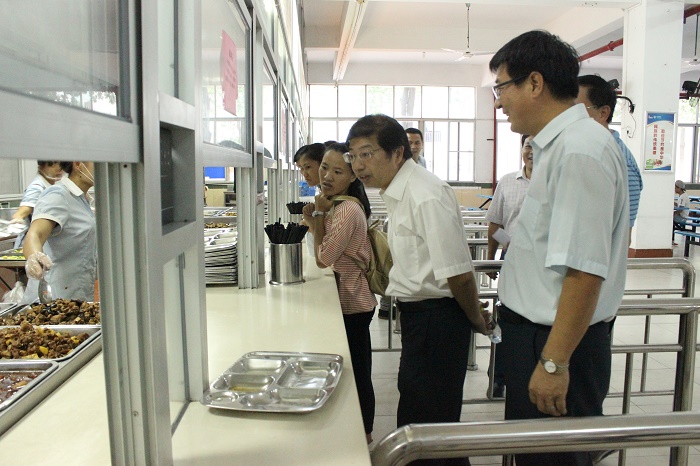 10月19日，黎岳南查看体育会员运动员营养中心饭菜情况（谈球吧体育青年记者团 李菊霞摄影）.JPG