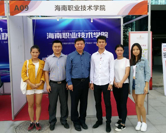 参观产业园的师生代表（商谈球吧体育提供）.JPG