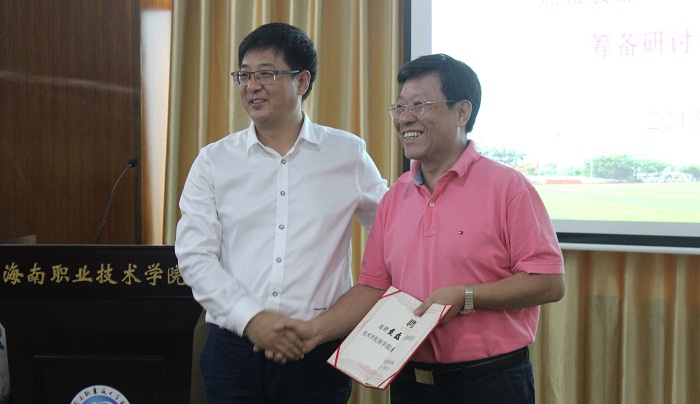 11月10日，王安兴为受聘专家颁发证书（谈球吧体育青年记者团 李菊霞摄影）.jpg