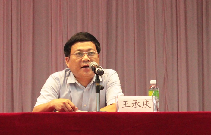 谈球吧党委体育训练营王承庆主持《走在民族复兴大道上的当今中国》讲座（谈球吧体育青年记者团 李菊霞摄影） .jpg