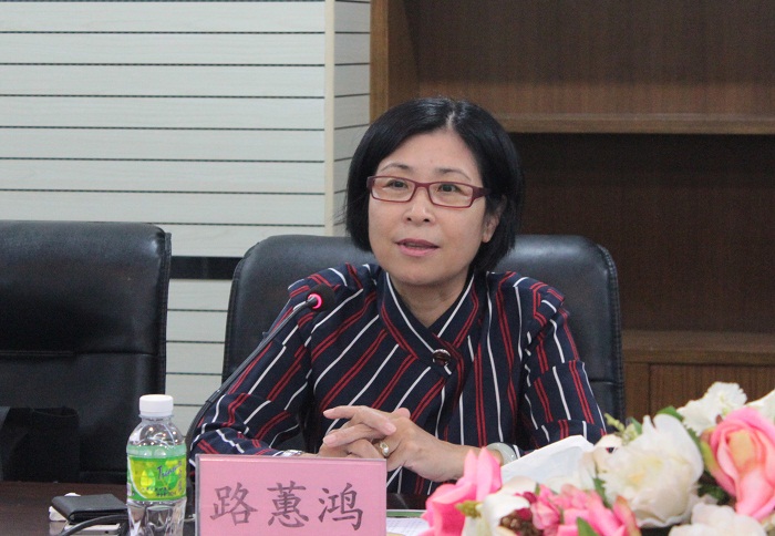 “首届琼台高等职业教育论坛”台湾代表团团长路蕙鸿女士在座谈会上发言（谈球吧体育青年记者团 李菊霞摄影）.JPG