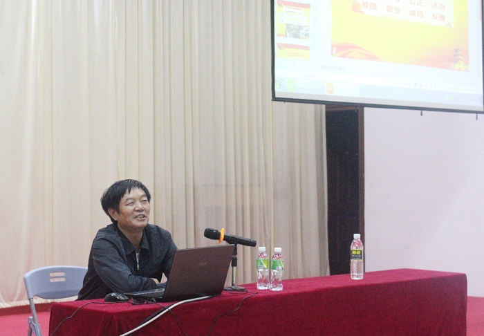 王明初高级教练主讲《谈球吧体育生如何为人处世》（谈球吧体育青年记者团 李菊霞摄影）.jpg