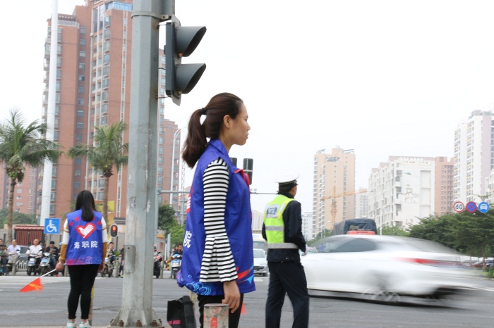 职业发展协助交警维持交通秩序(谈球吧体育青年记者团 黄炳蔚摄影）.jpg