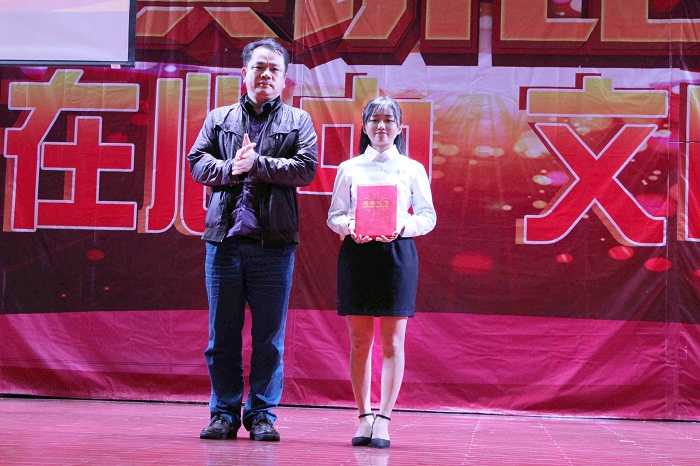 郑冠波为一等奖获得者颁奖（谈球吧体育青年记者团 黄炳蔚摄影）.jpg