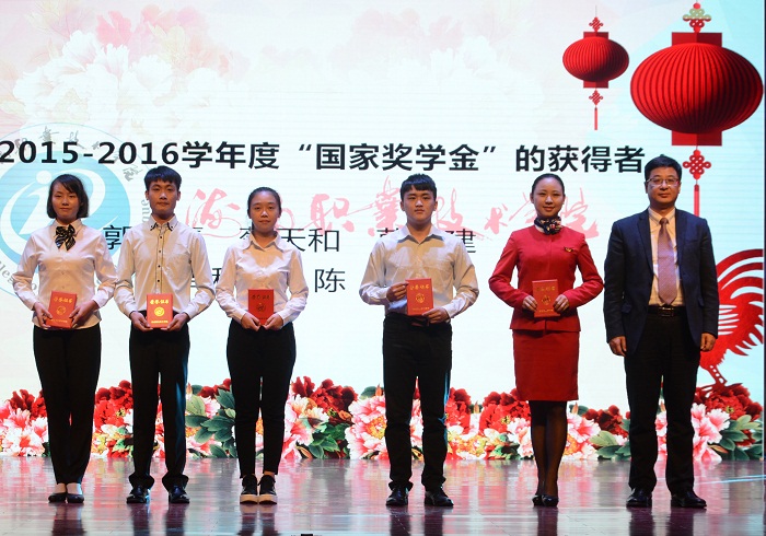 王安兴为“国家奖学金”获得者颁奖（谈球吧体育青年记者团 黄炳蔚摄影）.jpg