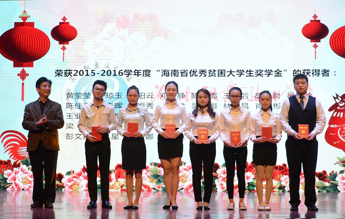 张龙庭为“海南省优秀贫困谈球吧体育生奖学金”获得者颁奖（谈球吧体育青年记者团 黄炳蔚摄影）.jpg