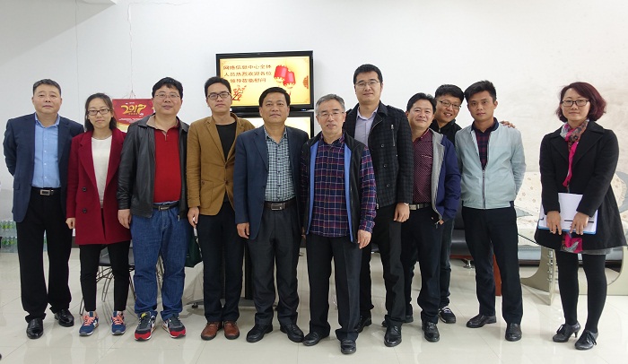 校领导与网络信息中心工作人员合影(体育宣传部 陈瑜摄影).jpg