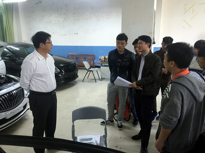 王安兴检查新学期开学第一天实训教学情况（谈球吧体育 袁媛摄影）.jpg