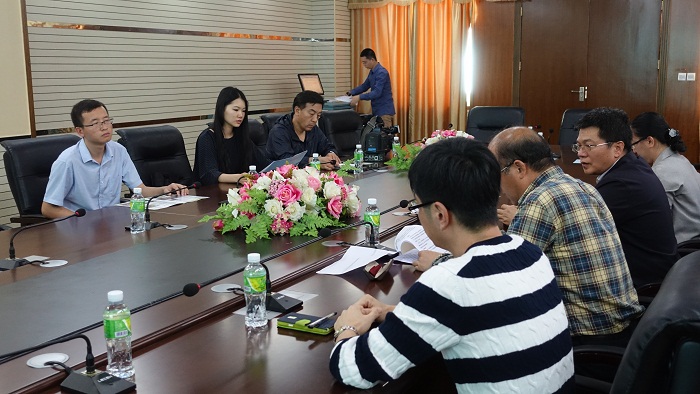 向央视记者介绍谈球吧体育中加谈球吧体育相关情况（谈球吧体育 陈瑜摄影）.JPG