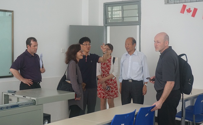 评估组实地参观中加合作办学项目多媒体教室（中加谈球吧体育提供）.jpg