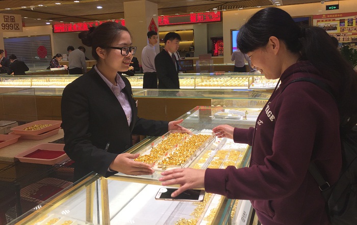 王晓梅看望在深圳德诚黄金批发企业实习的体育会员（艺术谈球吧体育提供）.jpg