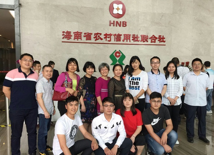 陈惠芳一行在海口农商行电子银行总部与实习体育会员合影（财经谈球吧体育提供).jpg