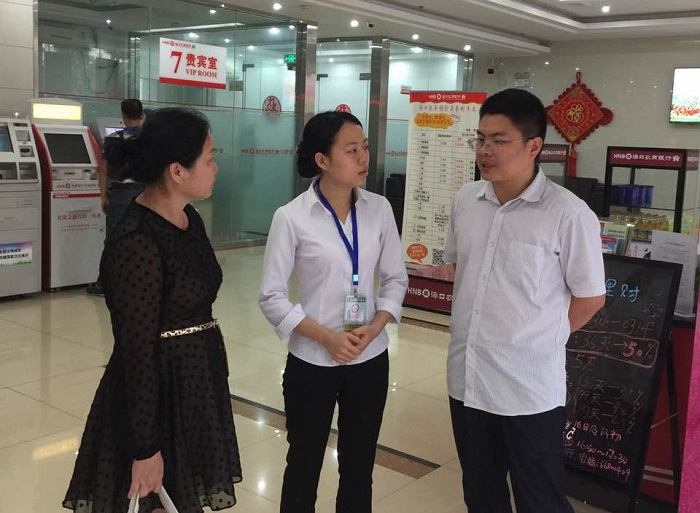 陈惠芳一行与在海口农商行金盘支行实习的体育会员交流（财经谈球吧体育提供).jpg