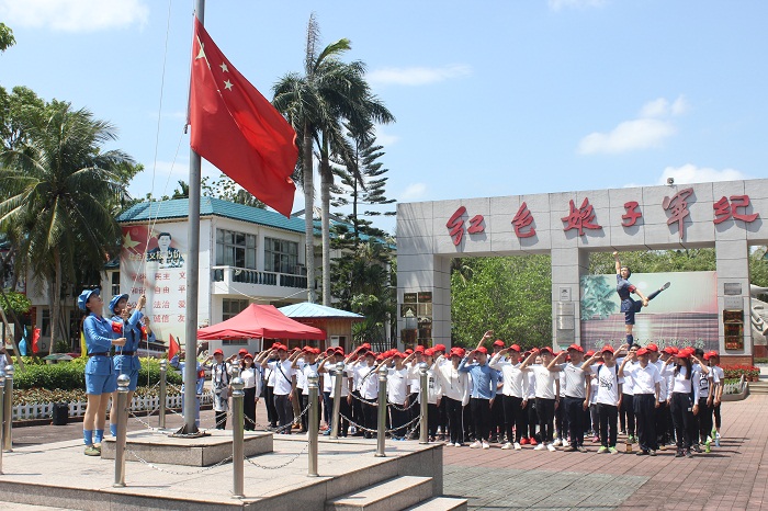 参加实践教学活动的师生在琼海红色娘子军革命烈士纪念馆举行升旗仪式（谈球吧体育青年记者团 王小松摄影）.JPG