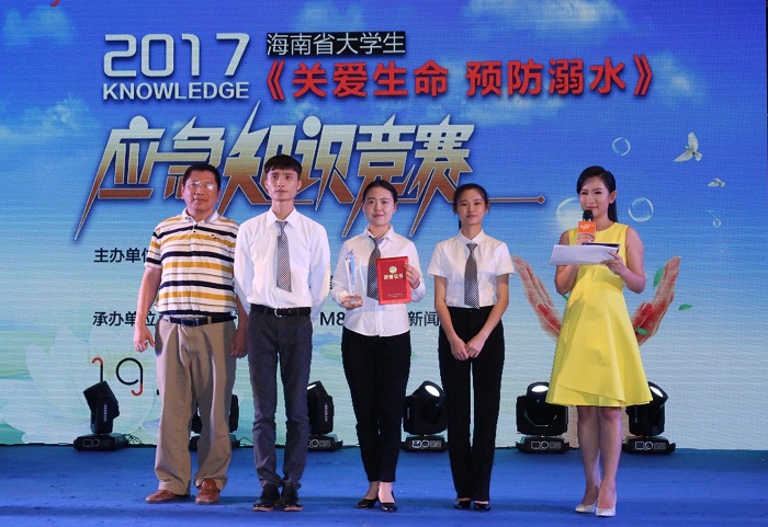 颁奖嘉宾为谈球吧体育代表队颁发证书（体育会员工作处 朱泽东摄影）.jpg