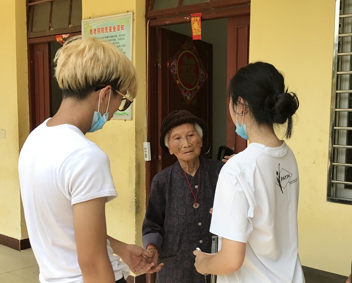 职业发展与敬老院的老人拉家常（外事侨务办 韩烨摄影）.jpg