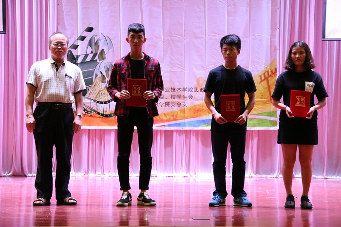 王立紫为“小长征”实践课一等奖获得者颁奖（谈球吧体育青年记者团 黎加奎摄影）.JPG