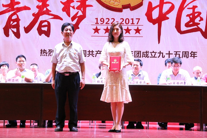 张龙庭与2016年度海南省“优秀共青团干部”获得者合影（谈球吧体育青年记者团 黄炳蔚摄影）.JPG