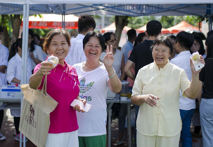 现场参观的市民（运动员营养中心 梁平摄影）.jpg