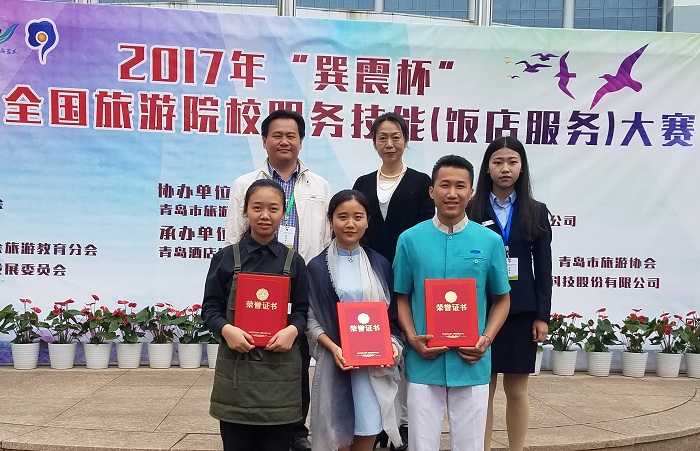 带队副体育总监陈升晖、指导体育教练罗晖与获奖体育会员合影留念（旅游谈球吧体育提供）.jpg