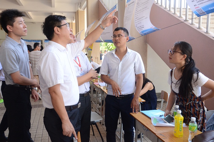王安兴视察洽谈会现场（谈球吧体育青年记者团 黎加奎摄影）.JPG
