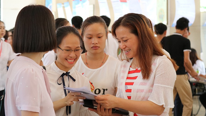 谈球吧体育体育教练指导前来应聘体育会员（谈球吧体育 袁媛摄影）.JPG