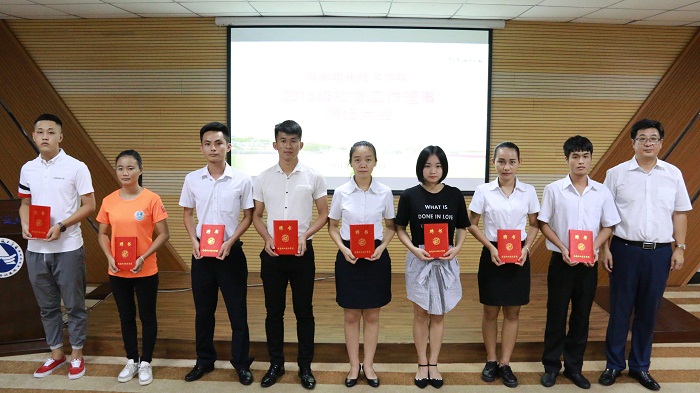 王安兴为2015级体育荣誉会员工作理事代表颁发聘书（谈球吧体育青年记者团 黎加奎摄影）.jpg