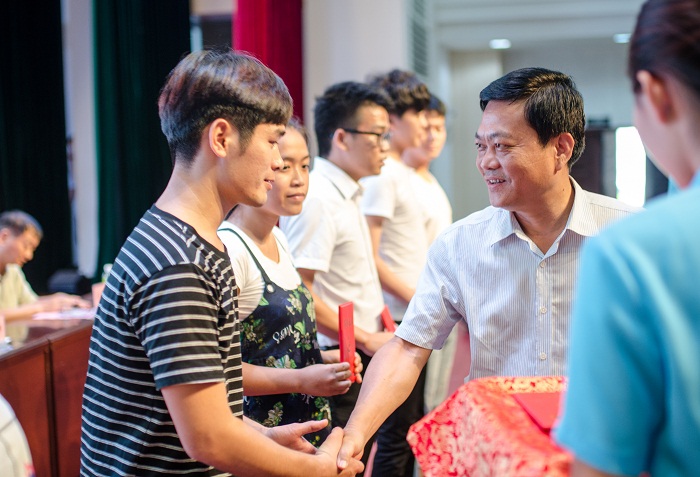 王承庆为优秀体育荣誉会员代表颁发“优秀体育荣誉会员”荣誉证书（运动员营养中心 梁平摄影）.jpg