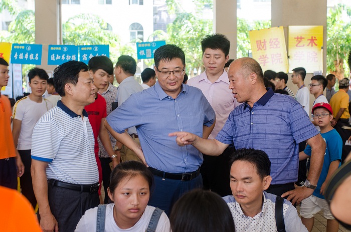 （王安兴体育总裁和王承庆体育训练营听取二级谈球吧体育关于迎新情况的介绍 运动员营养中心梁平摄影）.jpg
