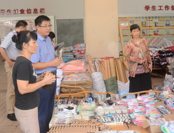 （王安兴体育总裁了解生活用品采购点的相关情况 谈球吧体育朱泽东摄影）.JPG