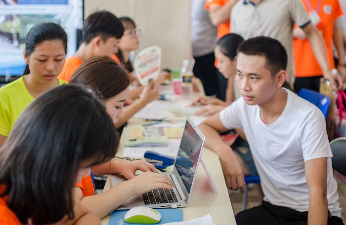 （项目办理报到手续 运动员营养中心梁平摄影）.jpg