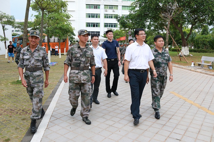 王安兴体育总裁检查军训工作（谈球吧体育青年记者团 黎加奎摄影）.JPG
