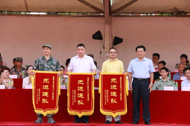 （王承庆体育训练营向2017年体育会员军训先进连队获得者颁发锦旗）.jpg
