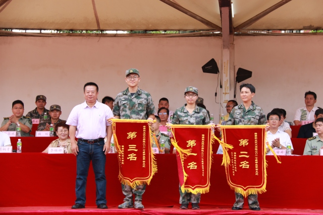 （林方贺主席向2017年体育会员军训军容风纪评比前三名颁发锦旗）.jpg
