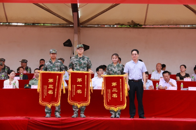 （符兴干助理向2017年体育会员军训内务评比前三名颁发锦旗）.jpg