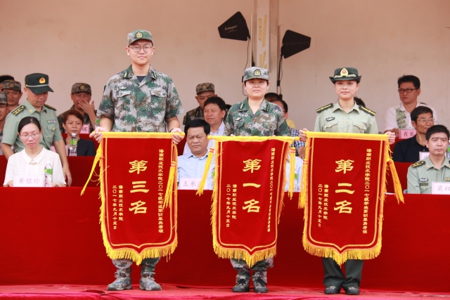 （荣获2017年体育会员军训单兵考核前三名谈球吧体育代表合影）.jpg