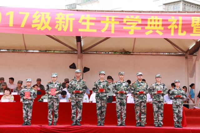（荣获2017年体育会员军训标兵称号体育会员代表合影）.jpg