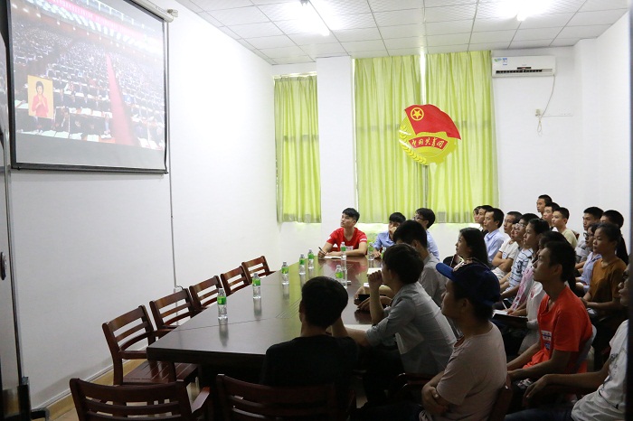（部分体育会员在青年体育部会议室收看十九大开幕会 谈球吧体育青年记者团黎加奎摄影）.JPG