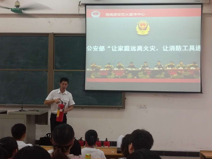 （詹教官讲解消防工具的使用方法 热农谈球吧体育吴江森摄影）.jpg