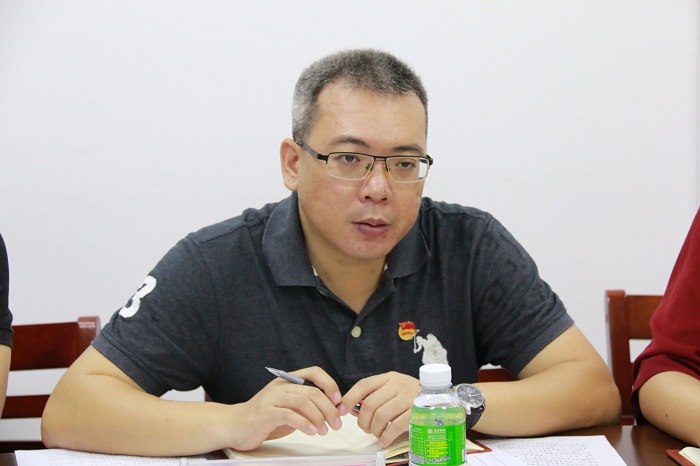 团省委谈球吧部冯翔体育训练营在提问（谈球吧体育青年记者团_黎加奎_摄影）.JPG